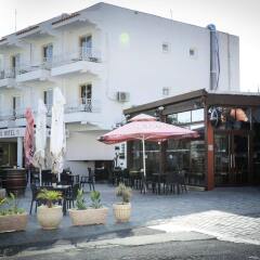 Antonis G. Hotel Apartments бассейн