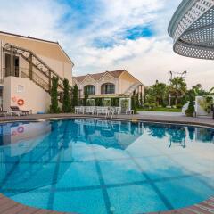 Отель LK Majestic Villa бассейн