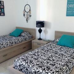 Апартаменты Luxury Seafront Apartment With Pool комната для гостей