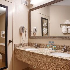Отель Best Western Oceanfront - New Smyrna Beach ванная
