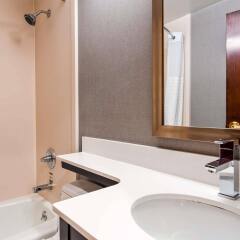 Отель Best Western Kennedy Airport США, Нью-Йорк - 1 отзыв об отеле, цены и фото номеров - забронировать отель Best Western Kennedy Airport онлайн ванная фото 2
