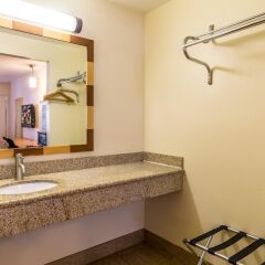 Отель Red Roof Inn Tulare - Downtown/Fairgrounds ванная фото 2