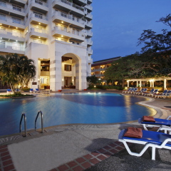 Отель Waterfront Suites Phuket by Centara бассейн