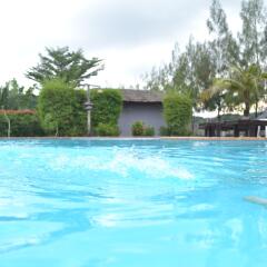 Отель The Villa Laemhin Lagoon Resort бассейн