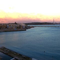 Отель Water's Edge Бирзеббуджа бассейн фото 3