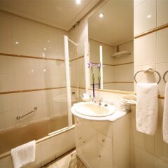 Отель Quo Eraso Aparthotel Испания, Мадрид - 9 отзывов об отеле, цены и фото номеров - забронировать отель Quo Eraso Aparthotel онлайн ванная фото 2