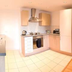 Апартаменты Modern 2 Bedroom Apartment in City Centre With Balcony в номере