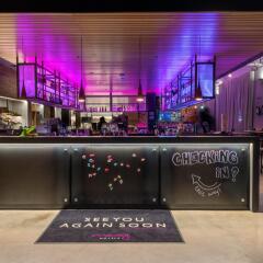 Отель MOXY London Stratford гостиничный бар