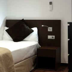 Отель Apartamentos Madanis Оспиталет-де-Льобрегат сейф в номере