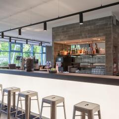 Отель a&o Berlin Kolumbus гостиничный бар