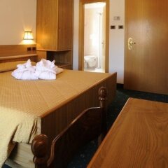 Hotel Arnika Долина Валь-ди-Фасса сейф в номере