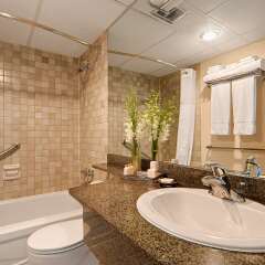 Отель Best Western Plus Chateau Granville Hotel & Suites Канада, Ванкувер - отзывы, цены и фото номеров - забронировать отель Best Western Plus Chateau Granville Hotel & Suites онлайн ванная