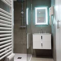 Отель Nice Booking - Domes - Piscine Terrasse ванная