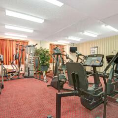 Отель Microtel Inn & Suites by Wyndham Raleigh фитнесс-зал