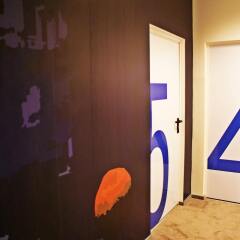 Moon Hostel сейф в номере