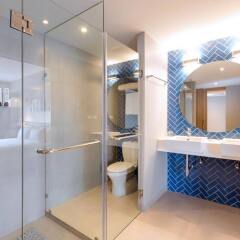 Oakwood Hotel Journeyhub Phuket ванная