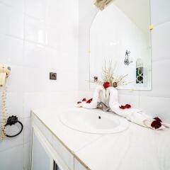 Отель Moroccan House Hotel Marrakech Марокко, Марракеш - отзывы, цены и фото номеров - забронировать отель Moroccan House Hotel Marrakech онлайн ванная