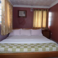 Отель The Baywaters Suites сейф в номере