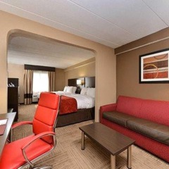 Отель Comfort Suites East комната для гостей