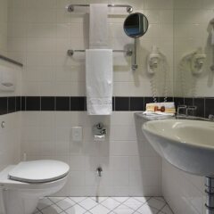 Отель InterCityHotel Düsseldorf Германия, Дюссельдорф - 1 отзыв об отеле, цены и фото номеров - забронировать отель InterCityHotel Düsseldorf онлайн ванная фото 2