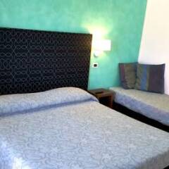 Hotel Ghirlandina Римини сейф в номере