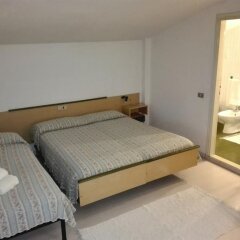 Hotel Tenesi Манерба-дель-Гарда комната для гостей фото 4