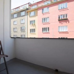 Апартаменты Chic and Spacious Buzulucka Apartment Прага балкон