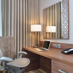 Отель Hilton Garden Inn Dubai Al Muraqabat удобства в номере