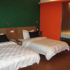Отель Gangding Garden Inn комната для гостей