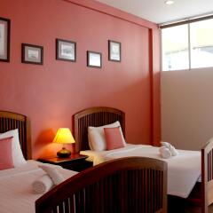 Отель Feung Nakorn Balcony Rooms and Cafe комната для гостей