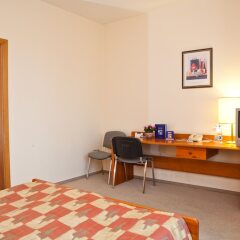 Отель Kolonna Hotel Brigita Латвия, Рига - 12 отзывов об отеле, цены и фото номеров - забронировать отель Kolonna Hotel Brigita онлайн удобства в номере
