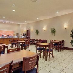 Отель Days Inn by Wyndham Calgary South Канада, Калгари - отзывы, цены и фото номеров - забронировать отель Days Inn by Wyndham Calgary South онлайн питание фото 2