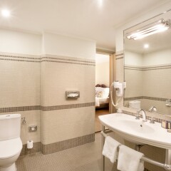Iron Gate Hotel and Suites ванная
