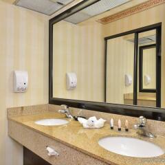 Отель Best Western Plus Raffles Inn & Suites ванная фото 2