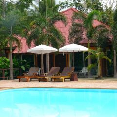 Отель Green View Village Resort бассейн