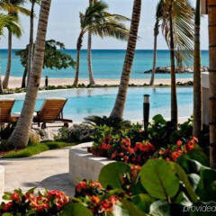 Отель Aquamarina Luxury Residences пляж