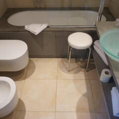 Отель Leonardo Boutique Hotel Rome Termini Италия, Рим - 1 отзыв об отеле, цены и фото номеров - забронировать отель Leonardo Boutique Hotel Rome Termini онлайн ванная фото 2