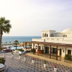 Отель The Cove Rotana Resort пляж фото 2