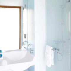 Отель Novotel Edinburgh Centre Великобритания, Эдинбург - отзывы, цены и фото номеров - забронировать отель Novotel Edinburgh Centre онлайн ванная