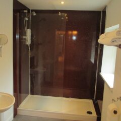 Отель St Raphael Guest House ванная