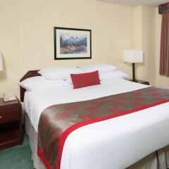 Отель Ramada Plaza & Conf Center by Wyndham Calgary Airport Канада, Калгари - отзывы, цены и фото номеров - забронировать отель Ramada Plaza & Conf Center by Wyndham Calgary Airport онлайн комната для гостей фото 2
