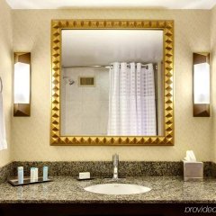 Hilton Stockton in Stockton, United States of America from 212$, photos, reviews - zenhotels.com bathroom photo 2