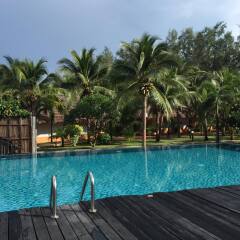Отель Lawana Escape Beach Resort бассейн