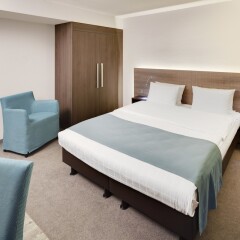 Отель Holiday Inn Düsseldorf - Hafen сейф в номере