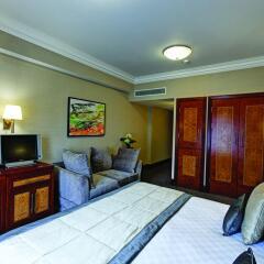 Leonardo Royal Hotel London City сейф в номере