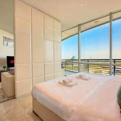 Апартаменты Luxury Apartment Steps Away From Everything! Дубай комната для гостей фото 3