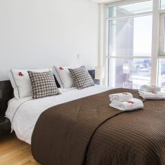 Апартаменты Rent4Rest Lisbon 17th Floor River View Apartment комната для гостей