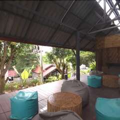 At Lanta Hostel бассейн