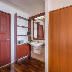 Отель Twin Bay Resort сейф в номере