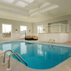 Отель Days Inn & Suites by Wyndham Brooks бассейн